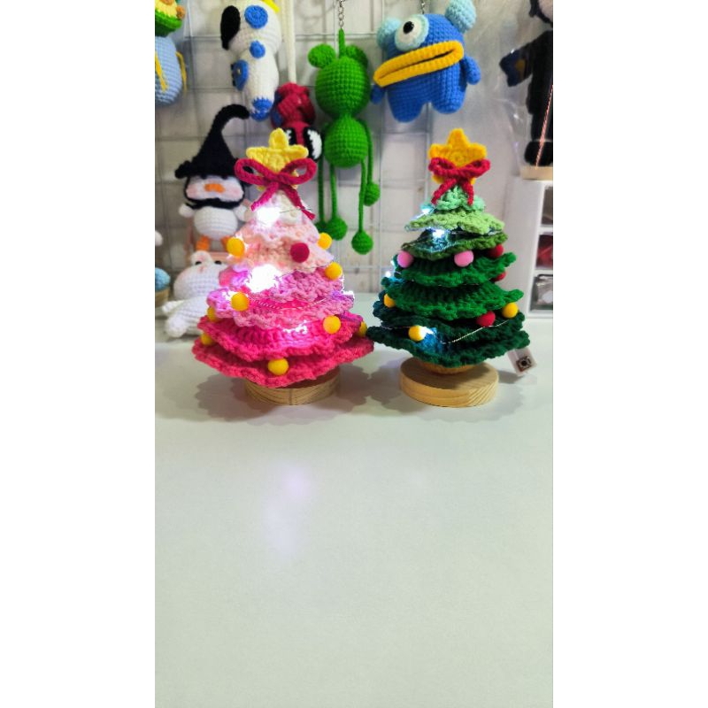Cây thông noel có kèm đế và đèn led bằng len handmade