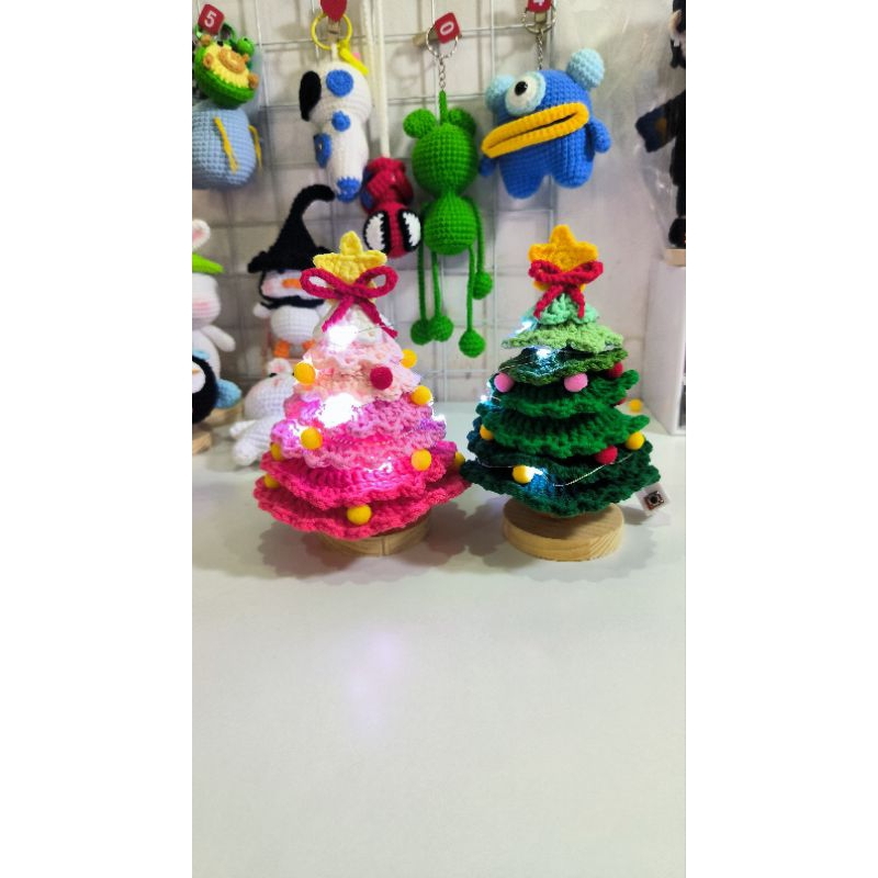 Cây thông noel có kèm đế và đèn led bằng len handmade