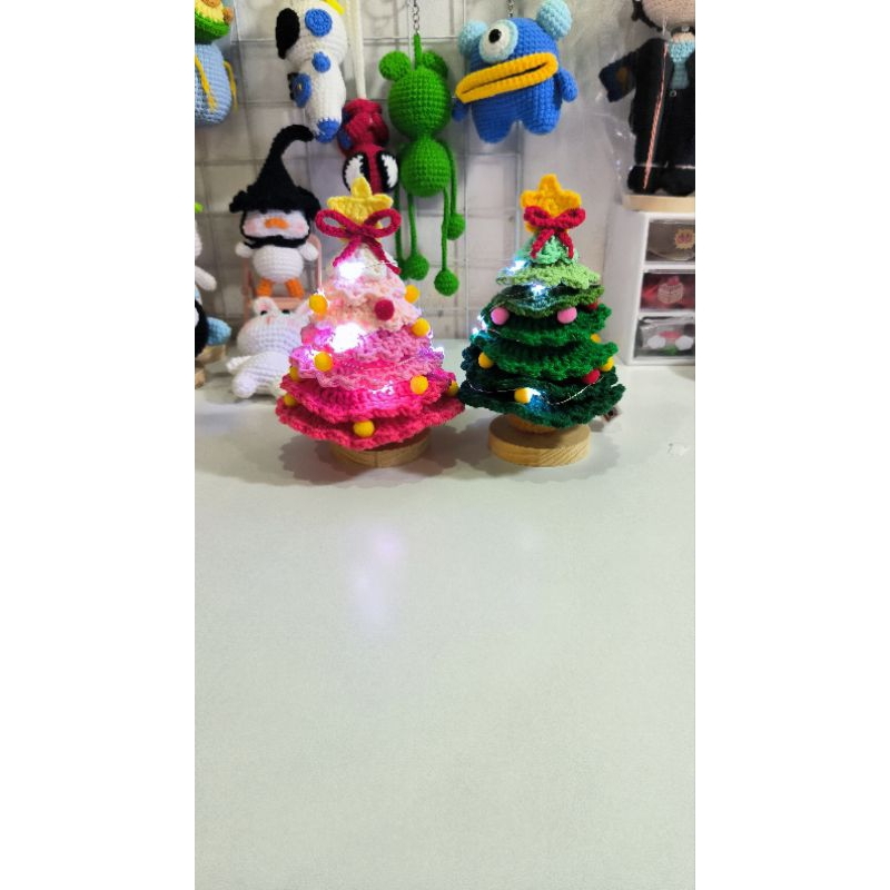 Cây thông noel có kèm đế và đèn led bằng len handmade