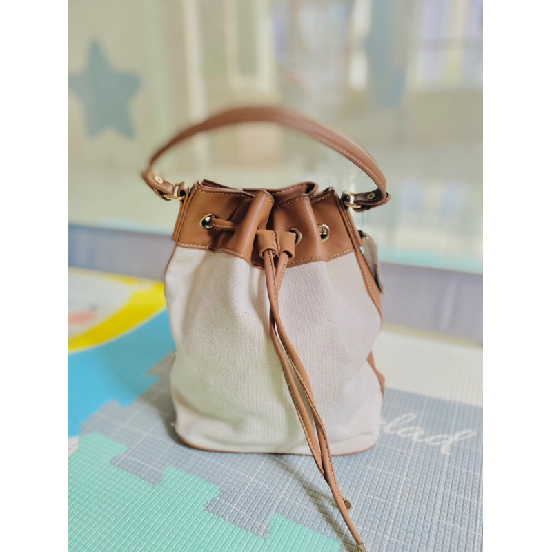 Túi Bucket Rubi Cotton On có lỗi 1 tí ở quai, mới 100%
