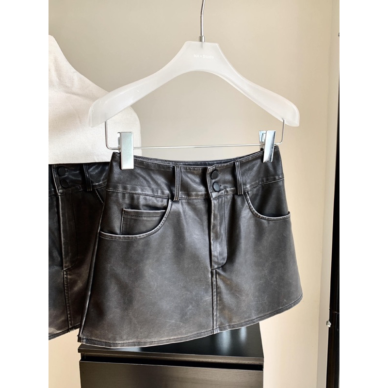 Chân váy da ngắn 2 cúc đen