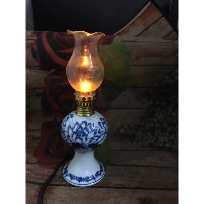 Đèn dầu thờ men lam hoa sen dùng điện cao 24cm