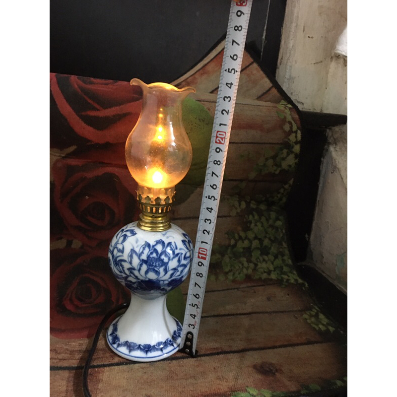 Đèn dầu thờ men lam hoa sen dùng điện cao 24cm