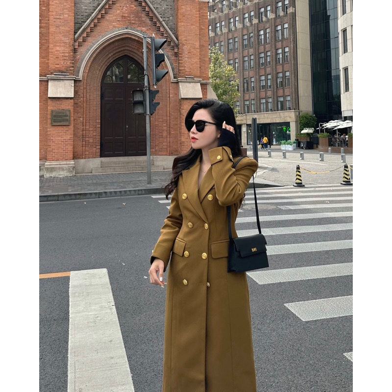 8935 Áo vest dáng dài chiết eo đệm vai cúc vàng lót trám bông