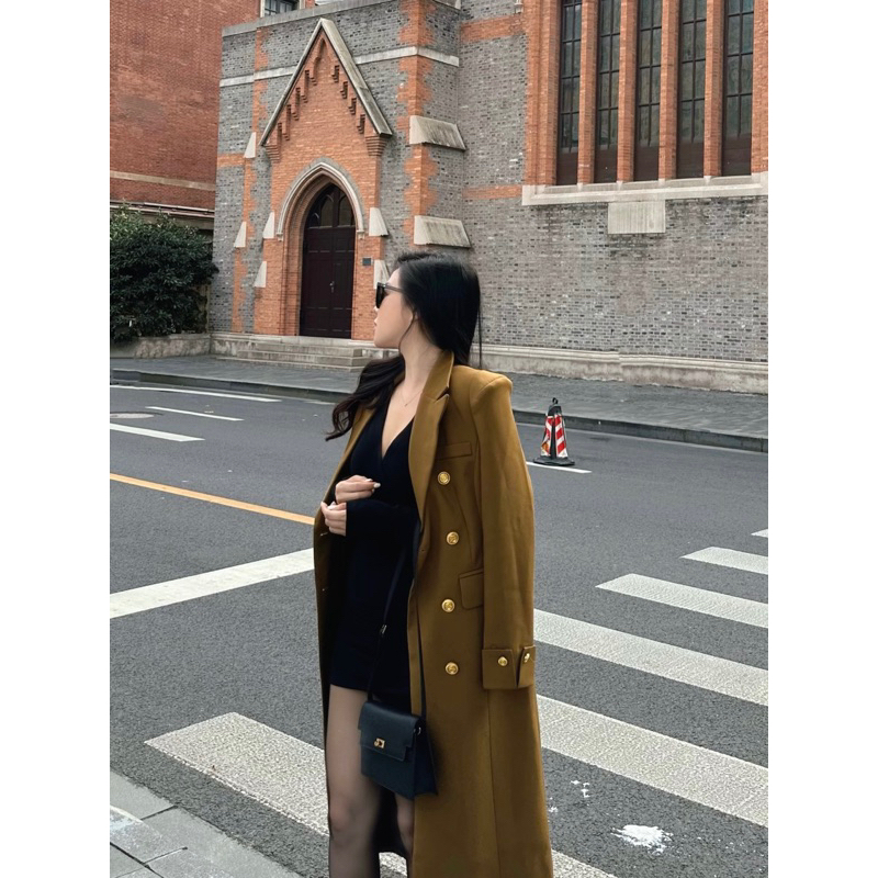 8935 Áo vest dáng dài chiết eo đệm vai cúc vàng lót trám bông