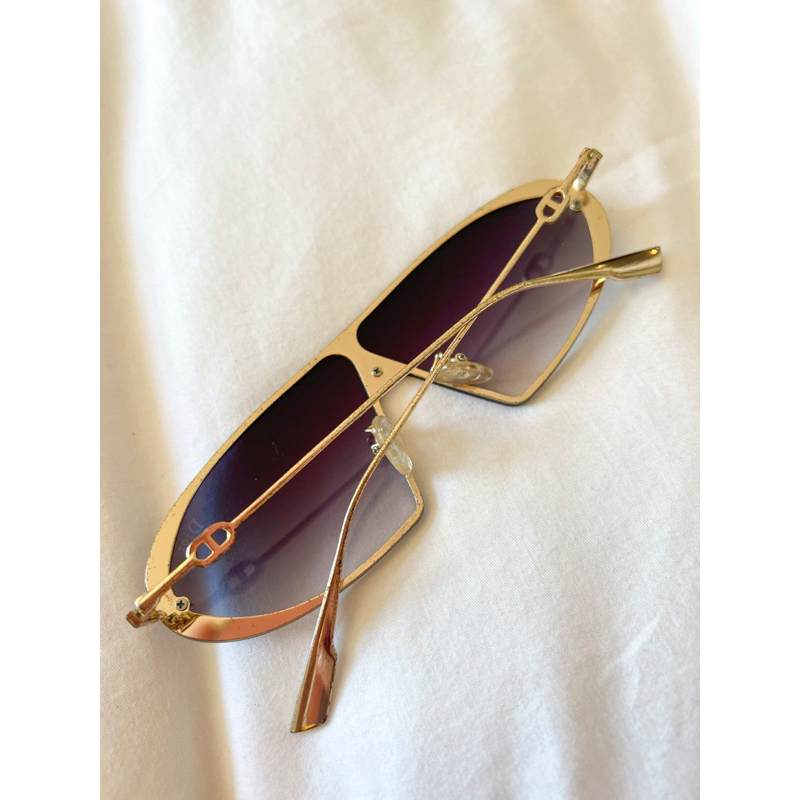 Kính mát D!0r vintage có lỗi nhẹ trên kính