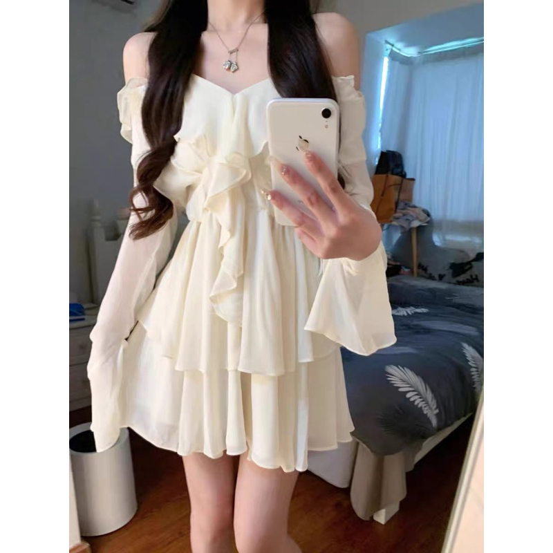 Đầm Kem Vạt Bèo Trước Ngực Voan Mềm Mại Trễ Vai Tay Dài Loe