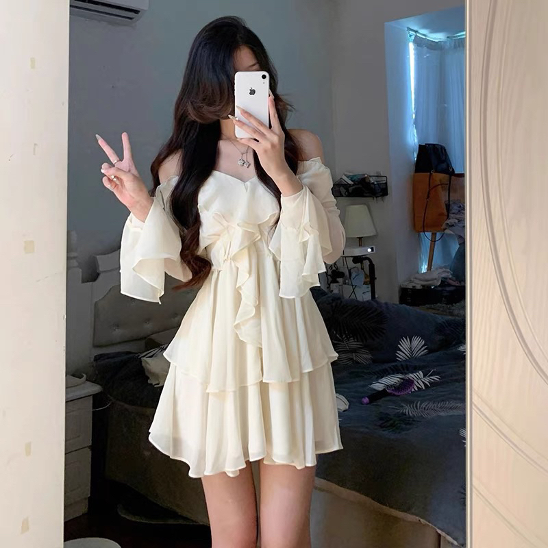 Đầm Kem Vạt Bèo Trước Ngực Voan Mềm Mại Trễ Vai Tay Dài Loe