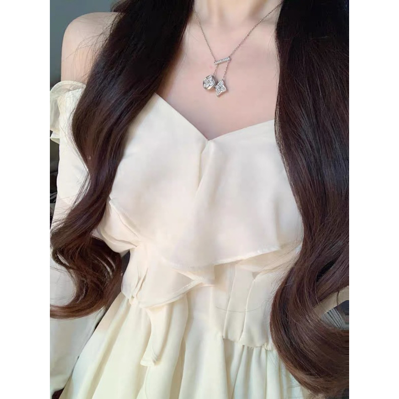 Đầm Kem Vạt Bèo Trước Ngực Voan Mềm Mại Trễ Vai Tay Dài Loe