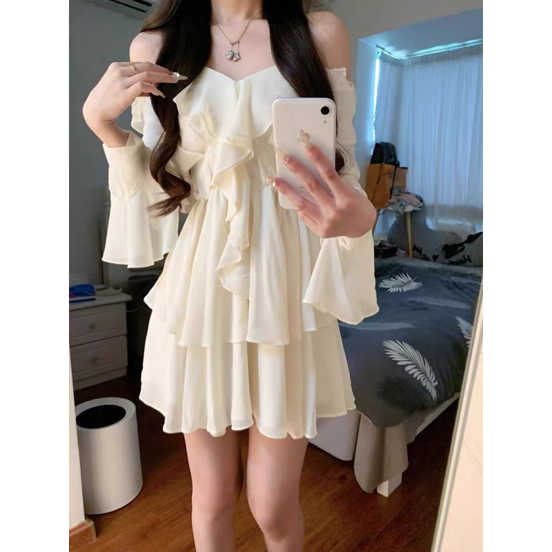 Đầm Kem Vạt Bèo Trước Ngực Voan Mềm Mại Trễ Vai Tay Dài Loe