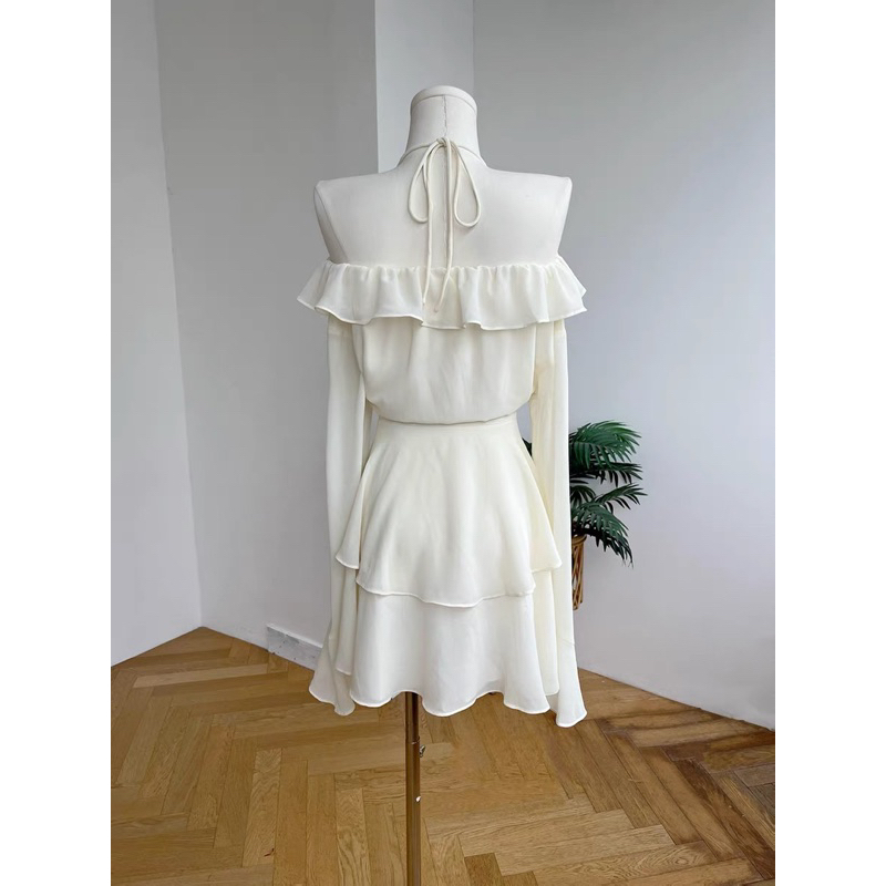 Đầm Kem Vạt Bèo Trước Ngực Voan Mềm Mại Trễ Vai Tay Dài Loe