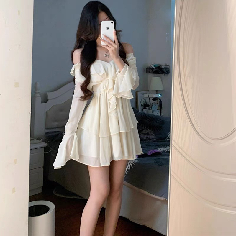 Đầm Kem Vạt Bèo Trước Ngực Voan Mềm Mại Trễ Vai Tay Dài Loe