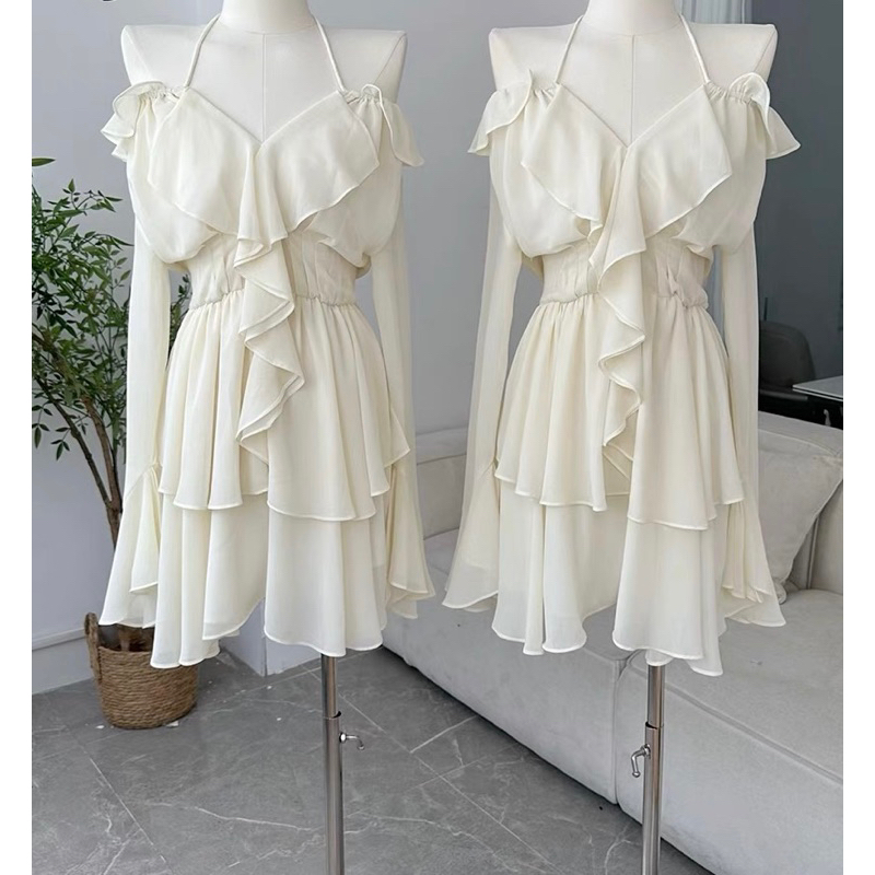 Đầm Kem Vạt Bèo Trước Ngực Voan Mềm Mại Trễ Vai Tay Dài Loe