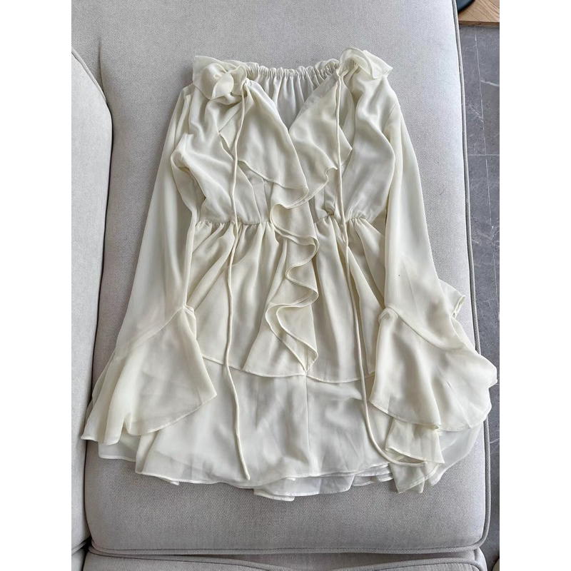 Đầm Kem Vạt Bèo Trước Ngực Voan Mềm Mại Trễ Vai Tay Dài Loe