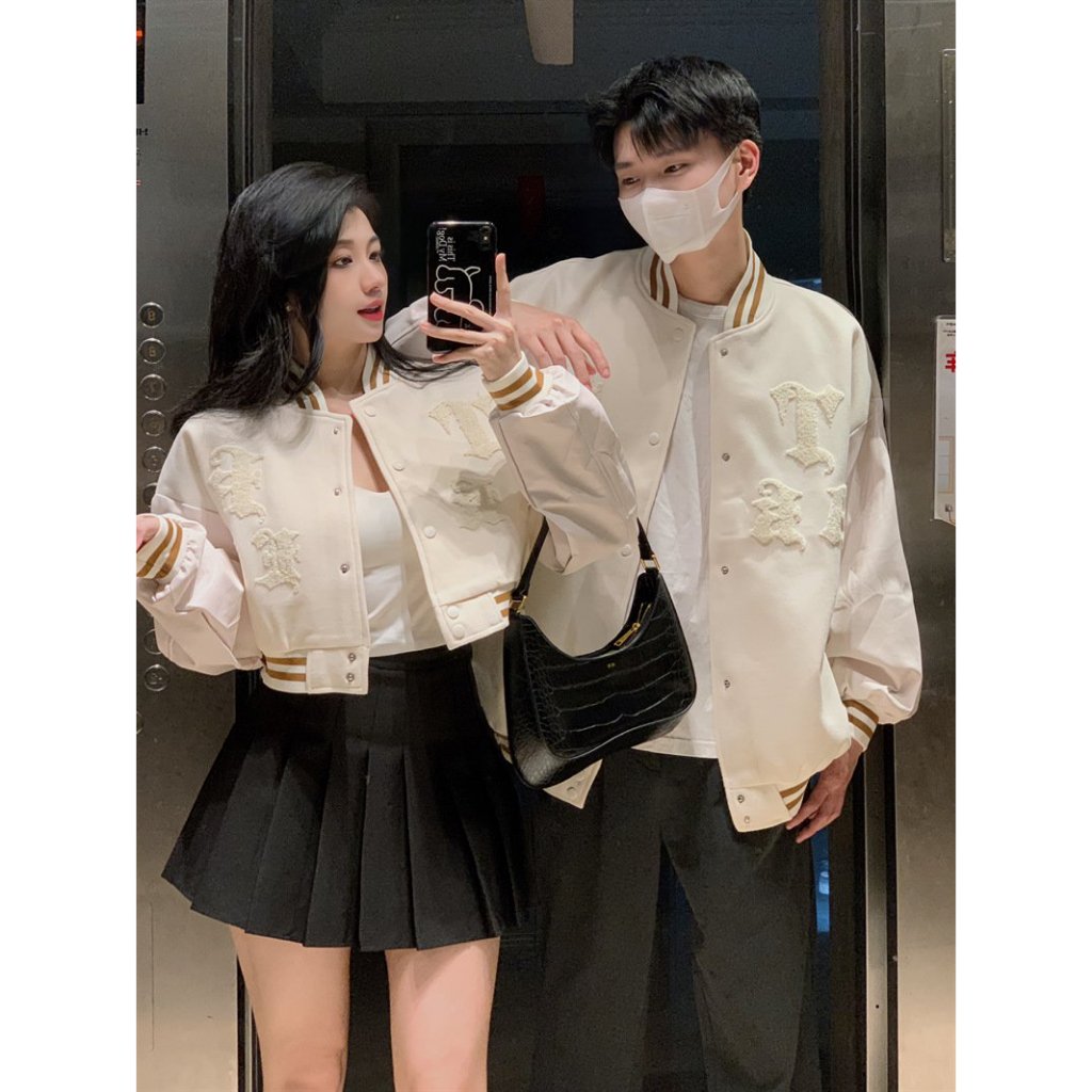 Áo khoác bomber nam nữ bóng chày da Pu lót lông cừu màu trắng sữa thêu hoạ tiết thời trang cặp đôi C157