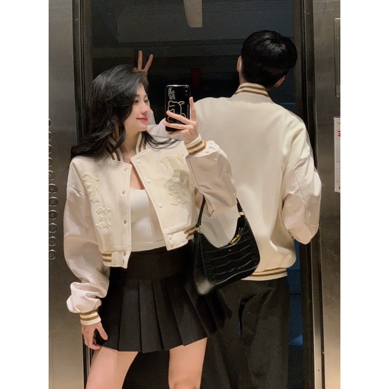 Áo khoác bomber nam nữ bóng chày da Pu lót lông cừu màu trắng sữa thêu hoạ tiết thời trang cặp đôi C157