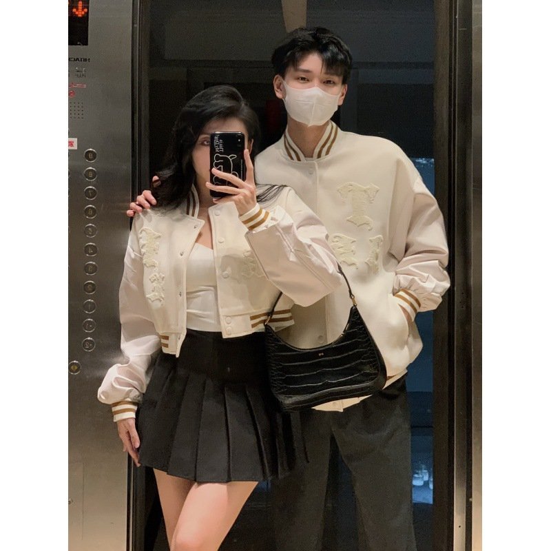 Áo khoác bomber nam nữ bóng chày da Pu lót lông cừu màu trắng sữa thêu hoạ tiết thời trang cặp đôi C157