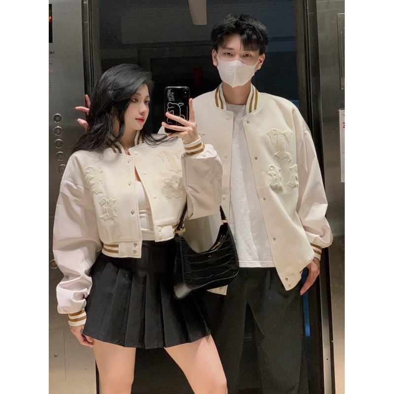 Áo khoác bomber nam nữ bóng chày da Pu lót lông cừu màu trắng sữa thêu hoạ tiết thời trang cặp đôi C157