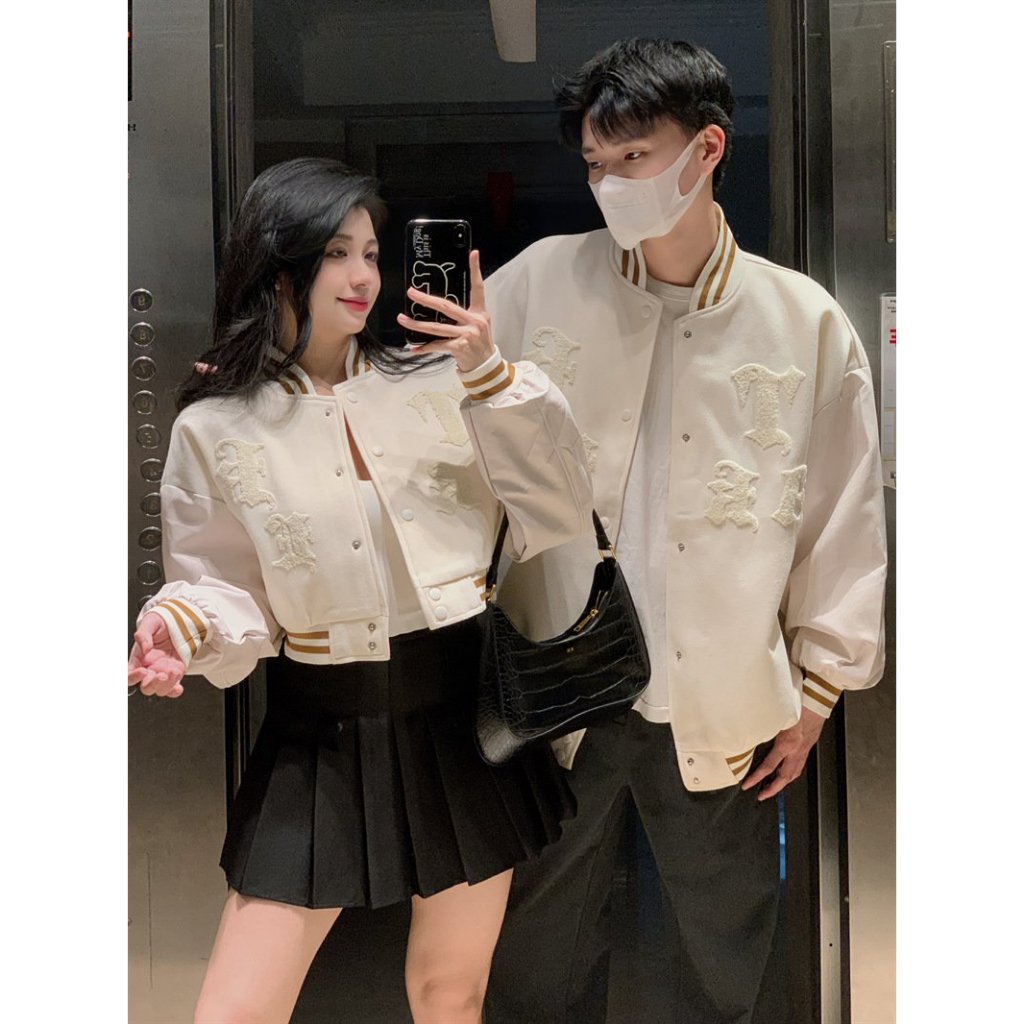 Áo khoác bomber nam nữ bóng chày da Pu lót lông cừu màu trắng sữa thêu hoạ tiết thời trang cặp đôi C157