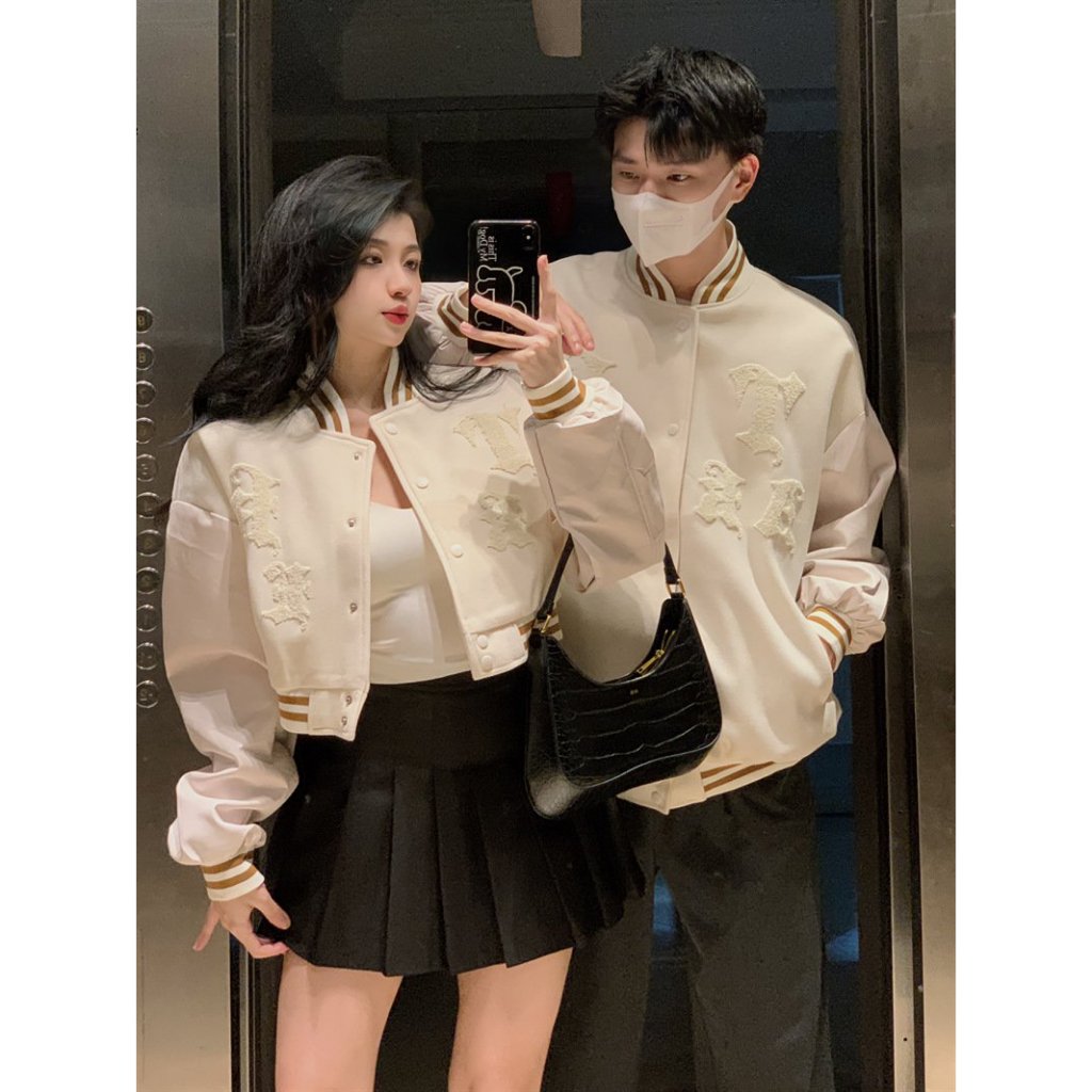 Áo khoác bomber nam nữ bóng chày da Pu lót lông cừu màu trắng sữa thêu hoạ tiết thời trang cặp đôi C157