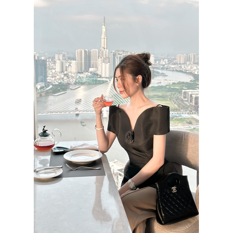 Set áo trễ vai quần suông kèm hoa cài