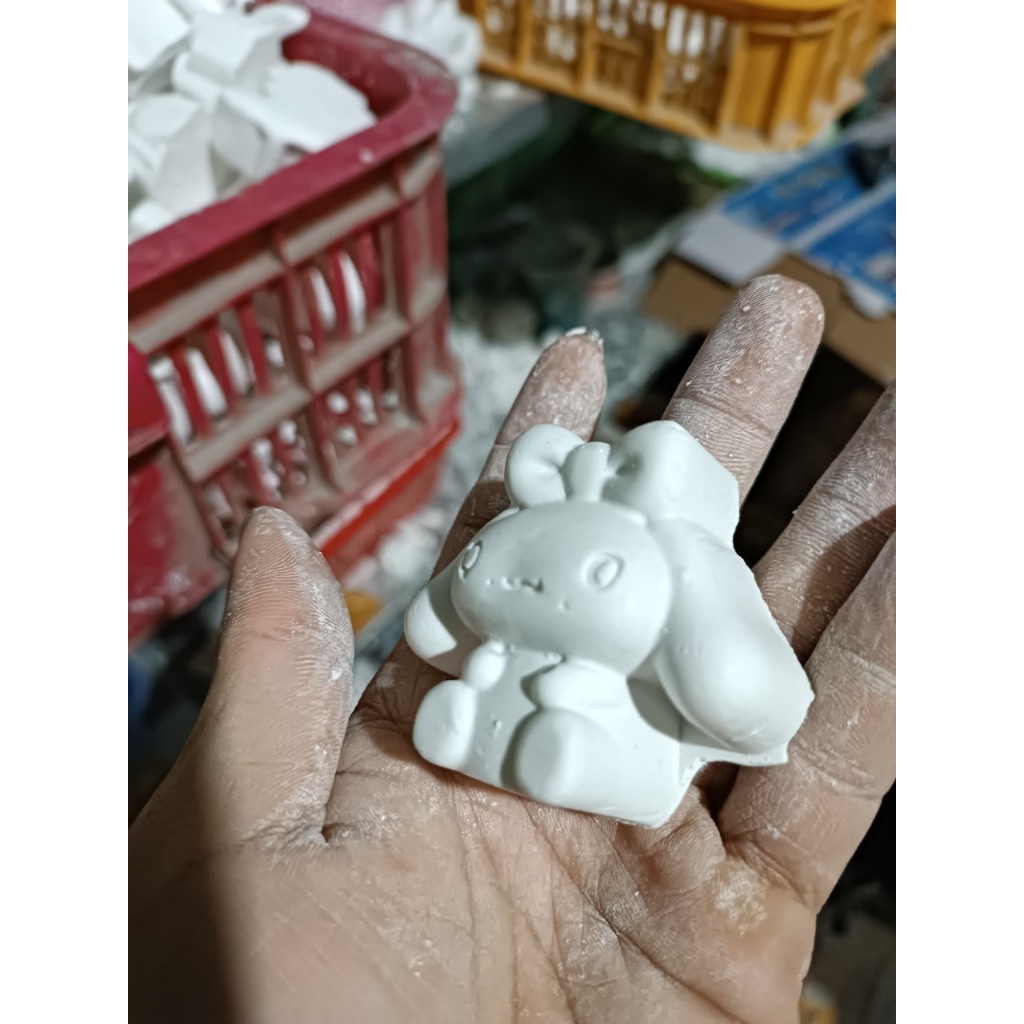 MÃ 06 / 10 Tượng tô màu thỏ đeo nơ