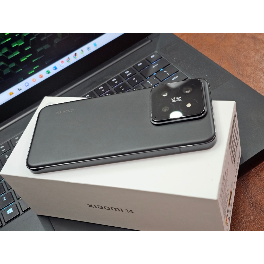 Điện thoại Xiaomi 14 Thiết kế đẹp mắt, màu Hồng mới , Snapdragon 8 Gen 3, chạy Xiaomi HyperOS