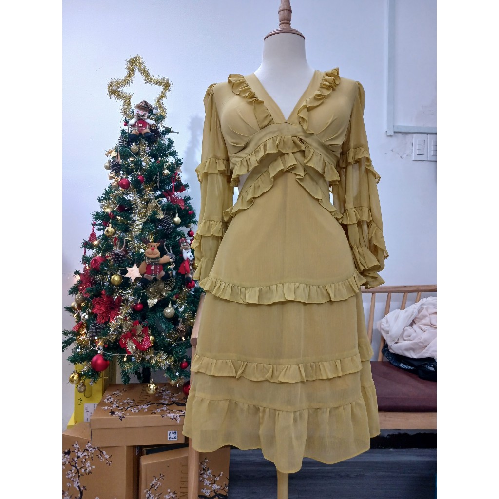 Đầm vàng khoét eo