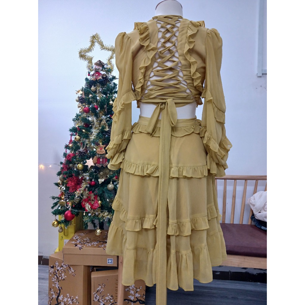 Đầm vàng khoét eo