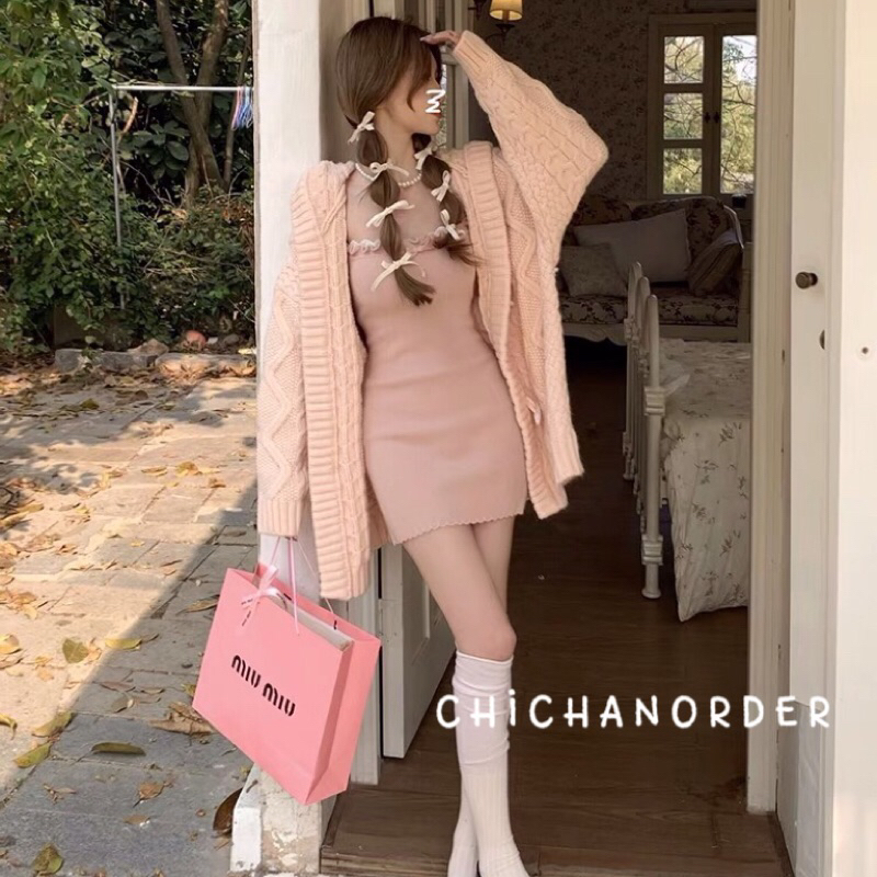 Set váy hai dây dáng ôm kèm áo khoác len oversize kiểu cách hotgirl