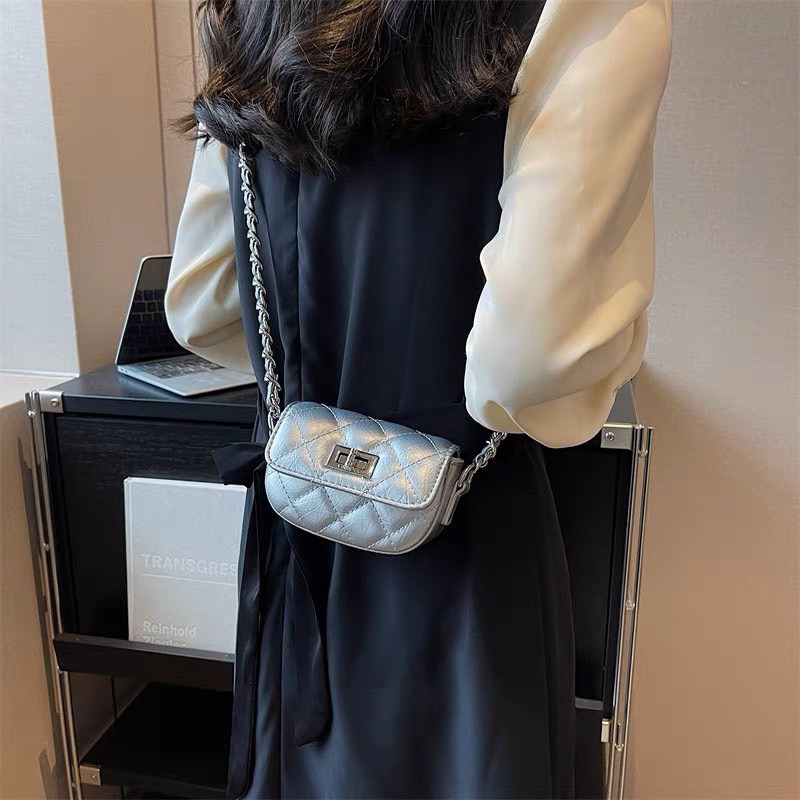 Túi mini size 13 khoá xoay dáng đeo lỡ