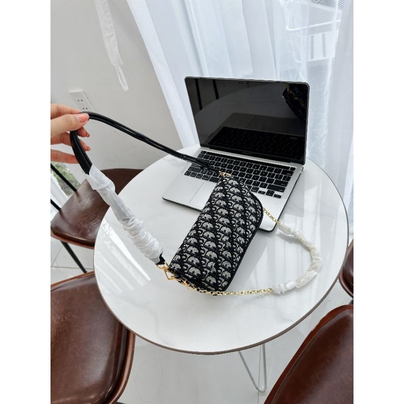 Túi kẹp nách xích thổ cẩm lily đeo chéo đc lun ạ 20cm