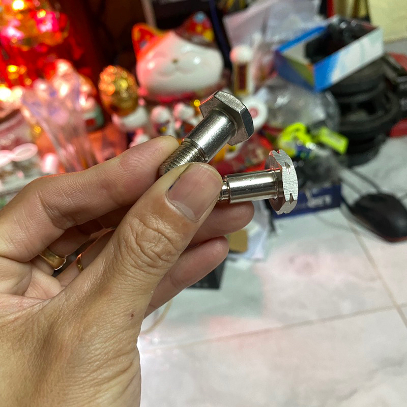 Ốc inox gắn chống nghiêng xe máy