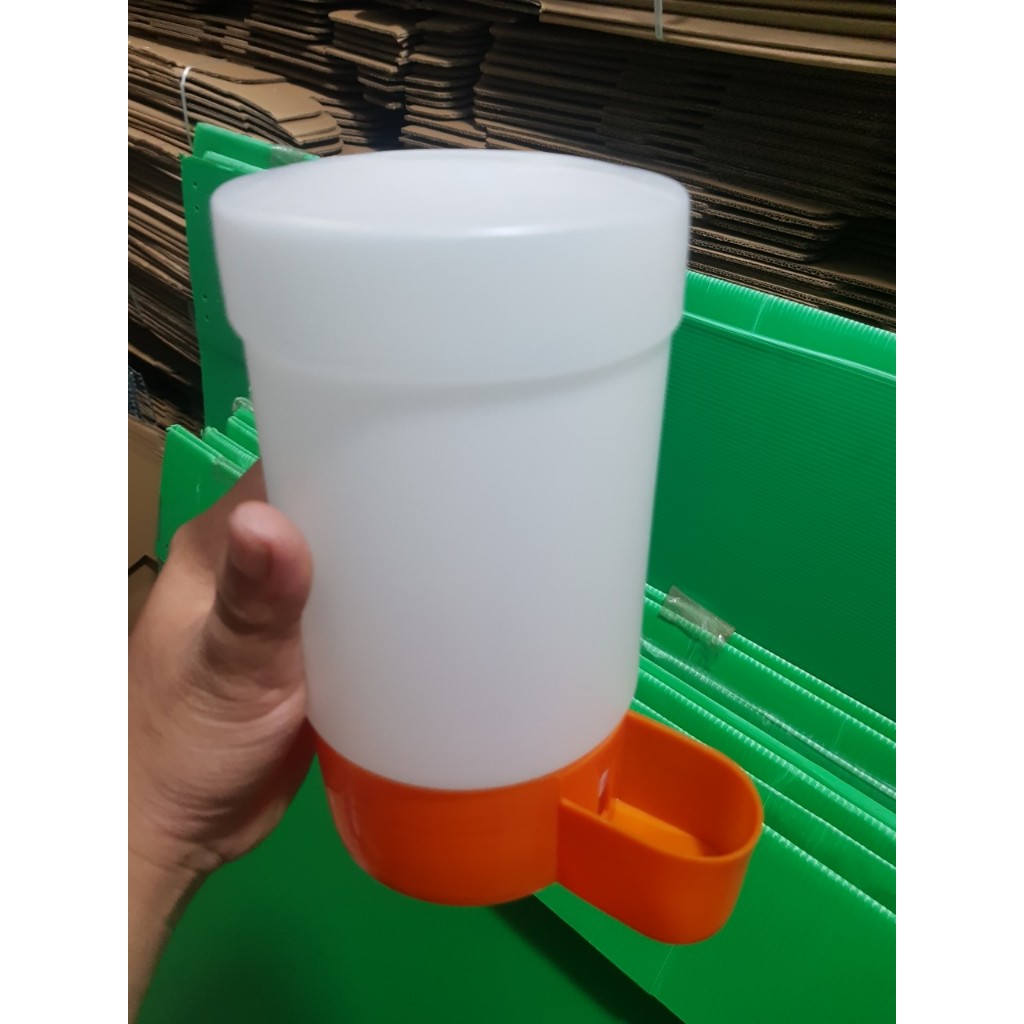 Bình nước tự động dành cho gà con