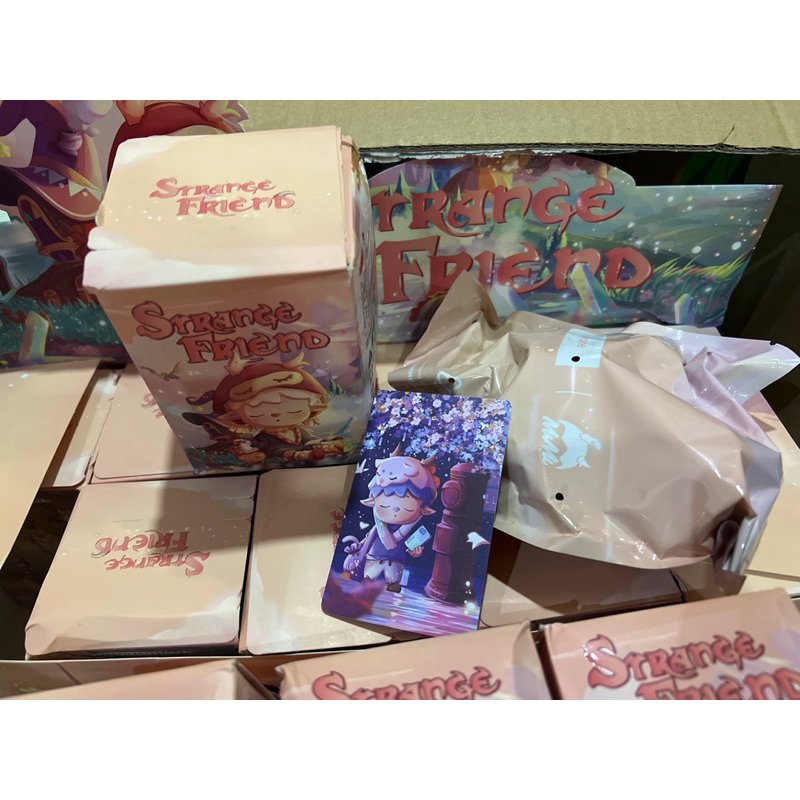 HeyOne x Mimi Strange Friend mô hình trưng bày