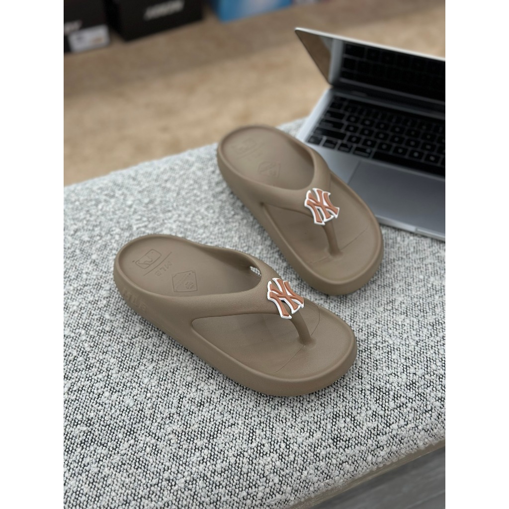 Dép Kẹp Nữ MLB Chunky Sliders - LOGO NY - B - Trendy - Thiết Kế Nhựa Đúc Nguyên Đôi - KMLB - Sấu Vui Vẻ Offcial