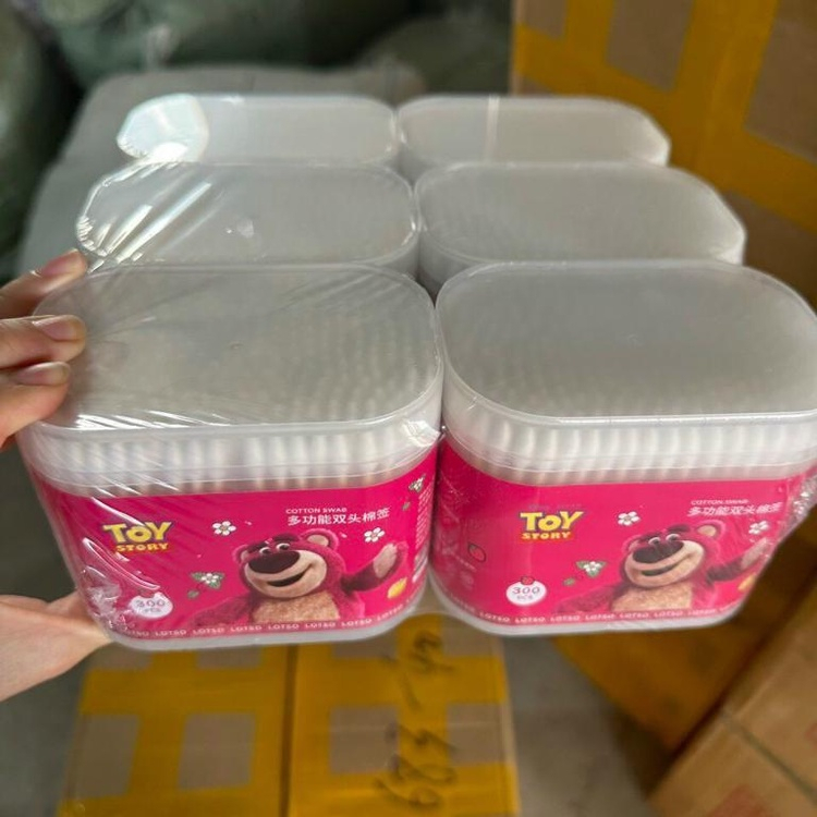 Hộp 300 tăm bông hình gấu dâu tiện dụng