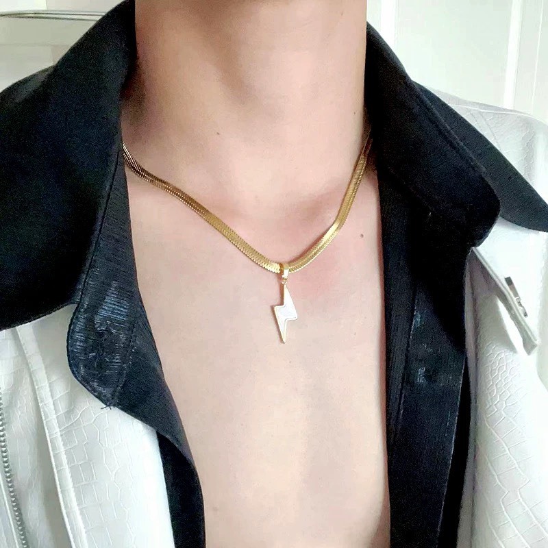 Vòng cổ nam nữ bản dẹt Flashy Kuu Clothes màu bạc titan basic mặt dây chuyền hình tia chớp dễ phối đồ - Vòng Cổ Flashy