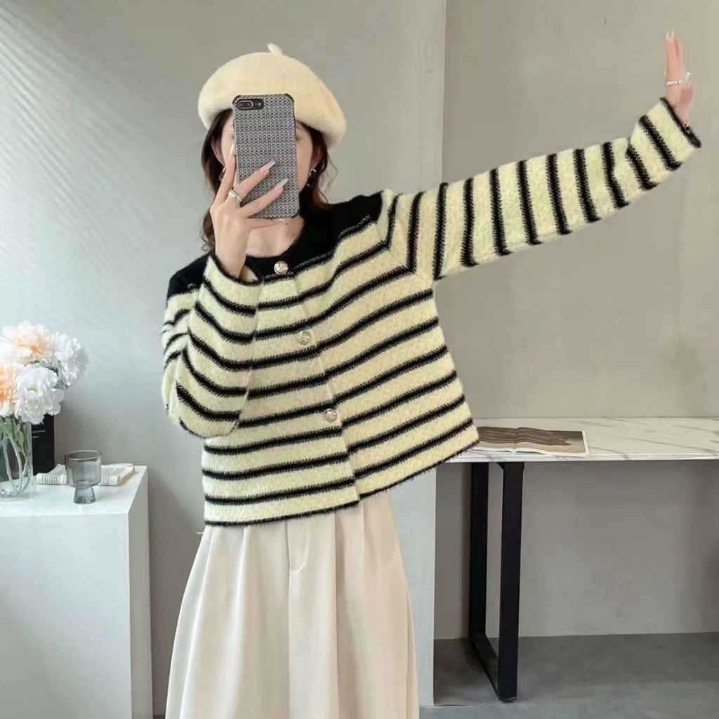 Áo khoác len nữ lông mịn, áo len dáng lửng họa tiết kẻ sọc ngang mặc với chân váy dễ thương EMOLY.VN - 223