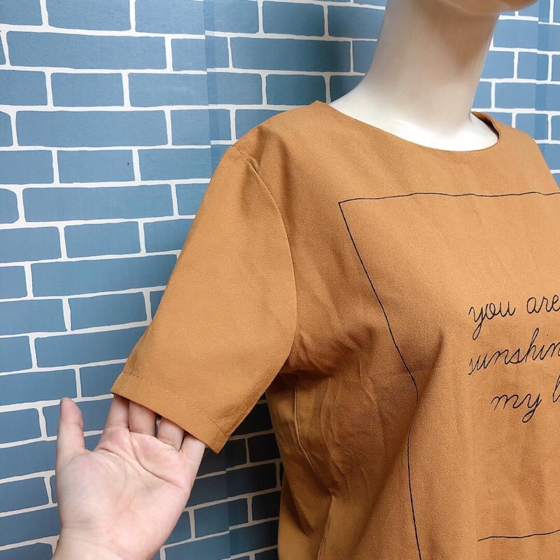 Áo thun vàng in chữ 2hand