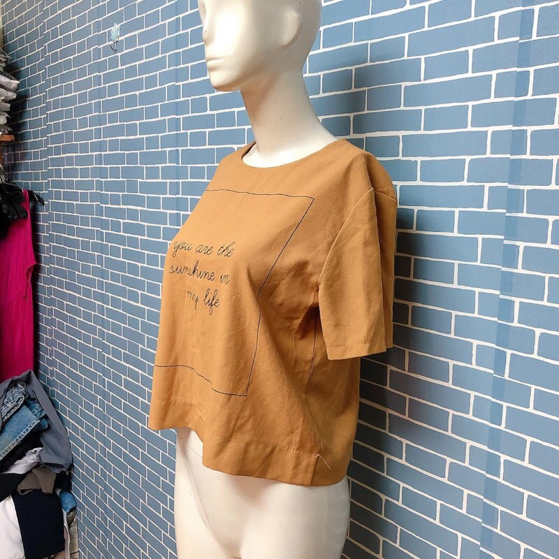 Áo thun vàng in chữ 2hand