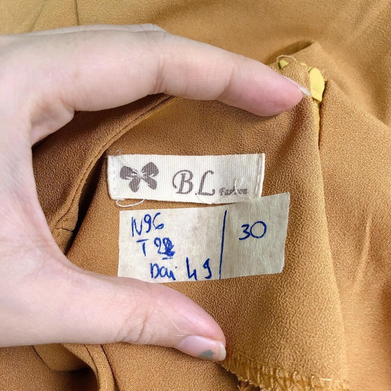 Áo thun vàng in chữ 2hand