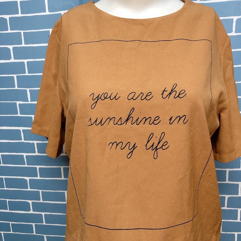 Áo thun vàng in chữ 2hand