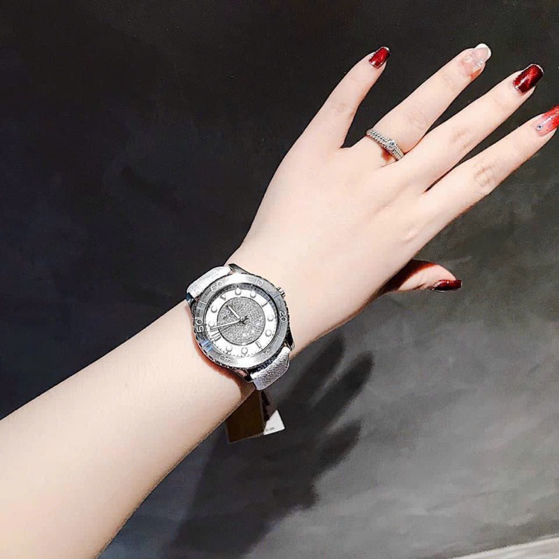 Đồng hồ nữ Michael Kors MK6998 mặt tròn dây da màu trắng