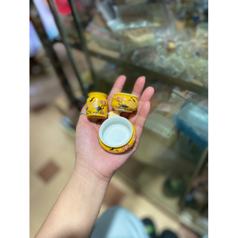 Cóng sứ khuyên, đất, hút mật