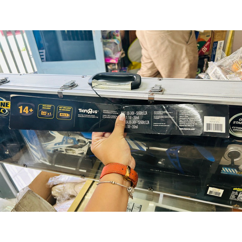 Đồ chơi máy bay điều khiển Toys R Us Recalls Remote-Controlled Helicopters Due to Fire and Burn Hazards