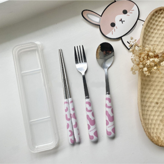 Bộ thìa dĩa đũa bò sữa hồng BTDD2a có hộp đựng văn phòng du lịch dã ngoại