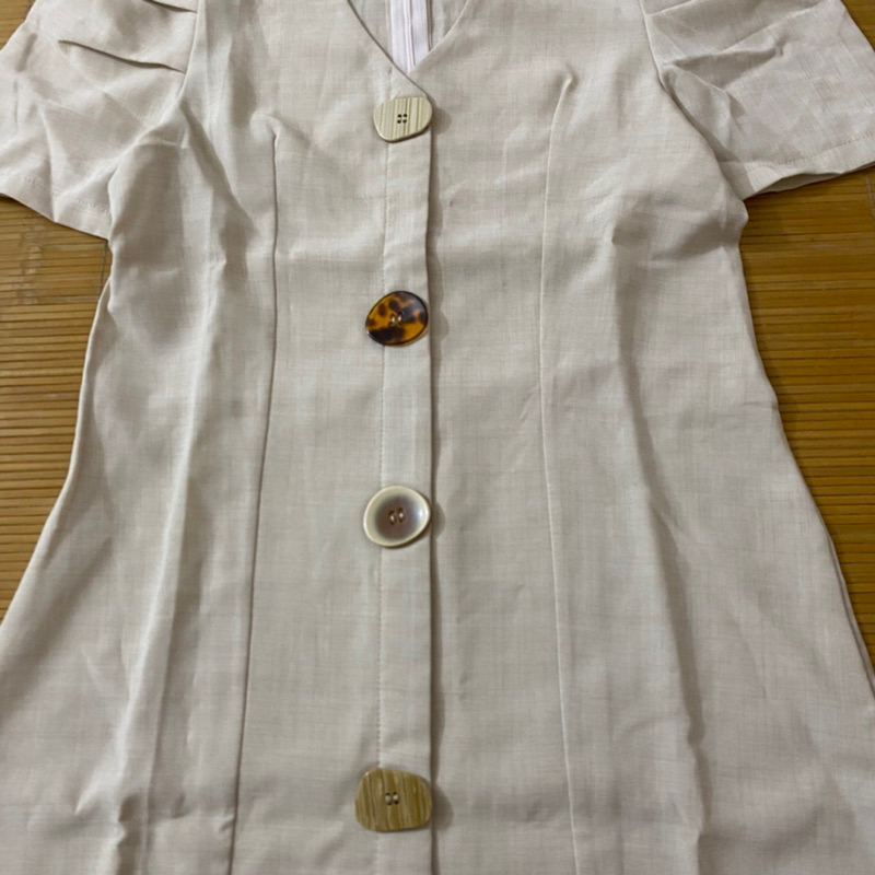 Đầm váy cộc tay màu be vintage