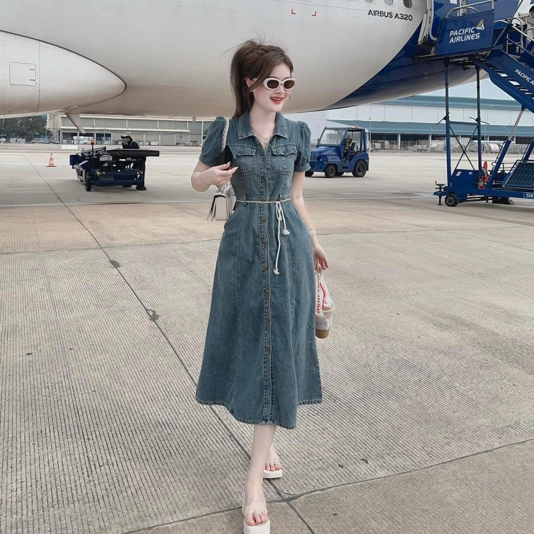 Đầm Jean Bò QC Cổ Somi Tay Bồng Midi Dáng Dài Phối Hàng Nút Đồng Sang Chảnh Mix Dây Cột Eo Siêu Dễ Thương Xinh Xắn