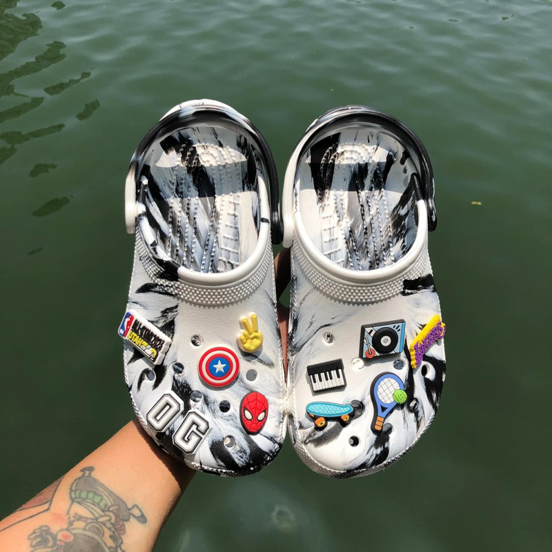 Sục Crocs Trẻ Em Màu Loang Trắng Đen Chính Hãng